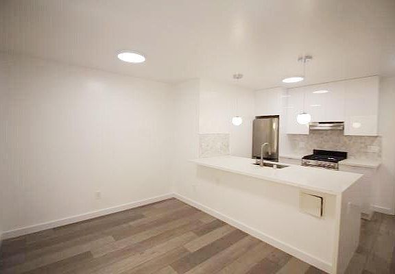 3rd image of 1085 S Van Ness Ave #108