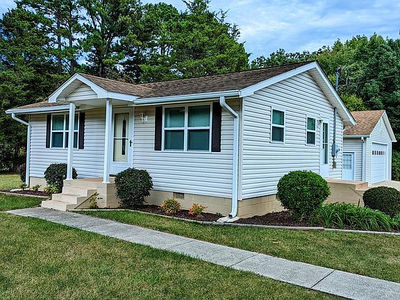 2nd image of 450 Lakefront Dr