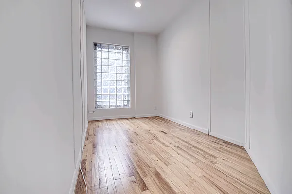 Rented by Urbane Brokerage | media 52