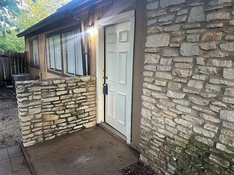 2602 S Bagdad Rd #A — Photo 2