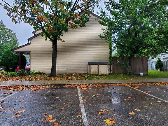 2nd image of 61 Woodlake Manor Dr #1000
