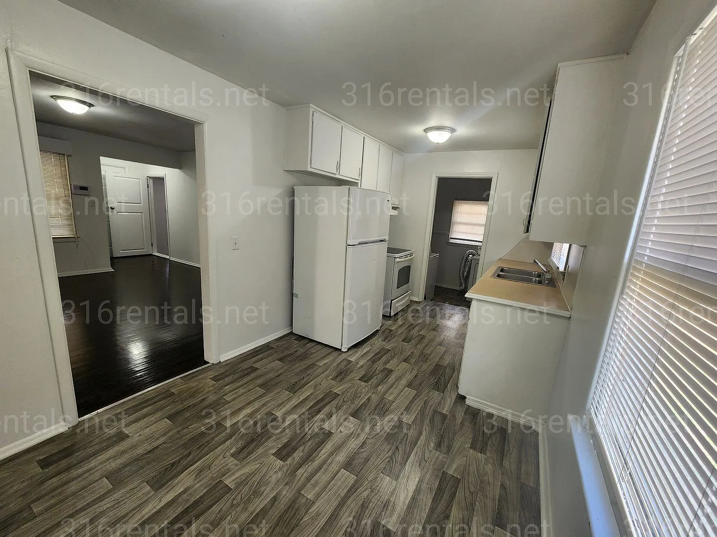$1,025 - 3 bedroom / 1 bathroom - Single Family Home — Photo 3