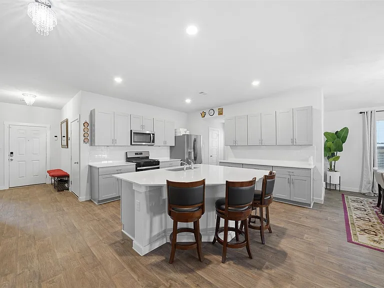318 Merriman Rd — Photo 4