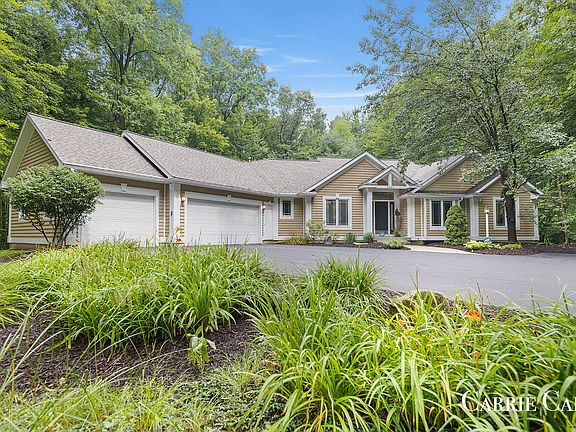4th image of 8485 Winter Forest Dr NE