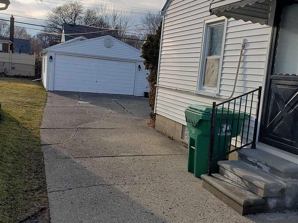 2nd image of 22111 Oakwood Ave