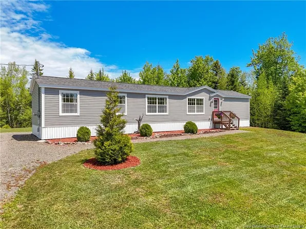 47 Clara St, Lincoln, NB E3B 0T8