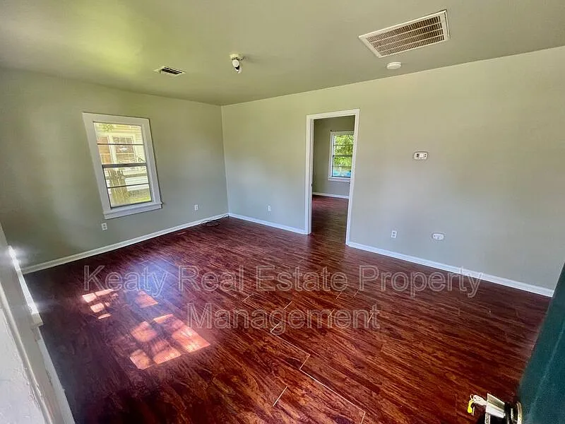2 bed, 1.0 bath, 1000 sqft, $1,100 — Photo 2