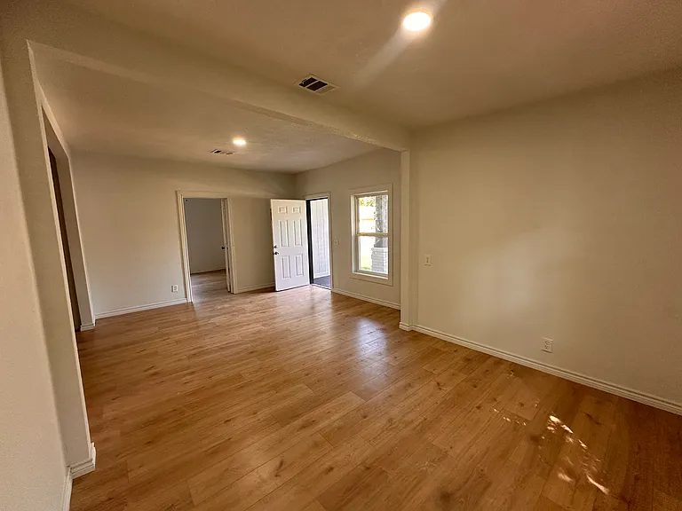 2438 Harding St — Photo 9