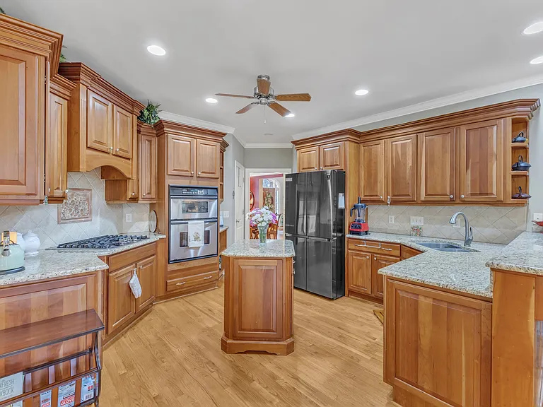 7201 Small Ridge Cir — Photo 10