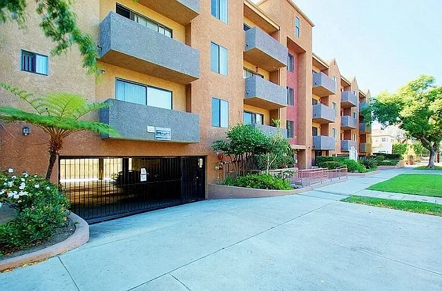 Lido Apartments - 3745 Glendon Ave — Photo 1