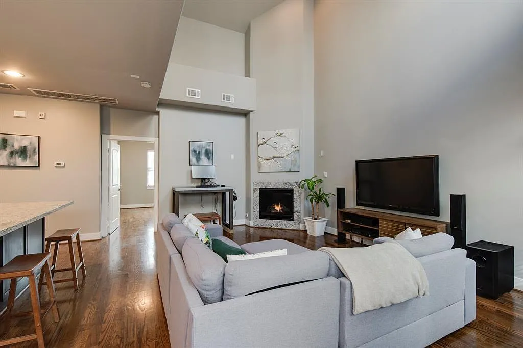 3 bed, 3.5 bath, 1835 sqft, $2,900 — Photo 3