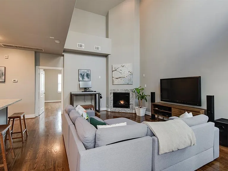 1428 Wilson St — Photo 3