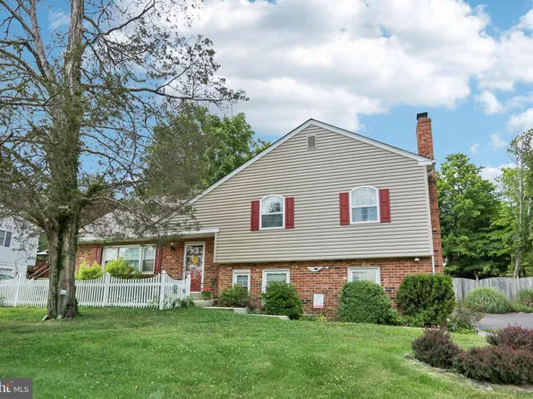 701 Meadowlark Rd, Audubon, PA 19403