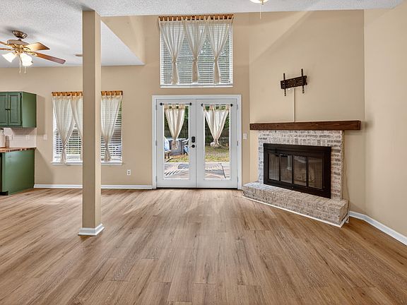4th image of 236 Smithfield Ave