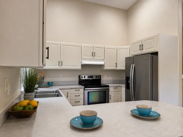 219 7th St NE #A, Puyallup, WA 98372