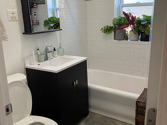 4th image of 3815-3823 N Greenview Ave #1E