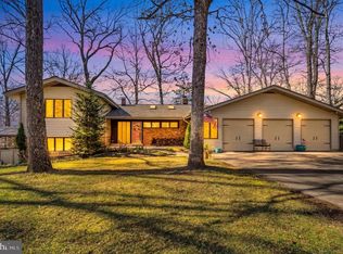 18900 Woodway Dr, Rockville, MD 20855