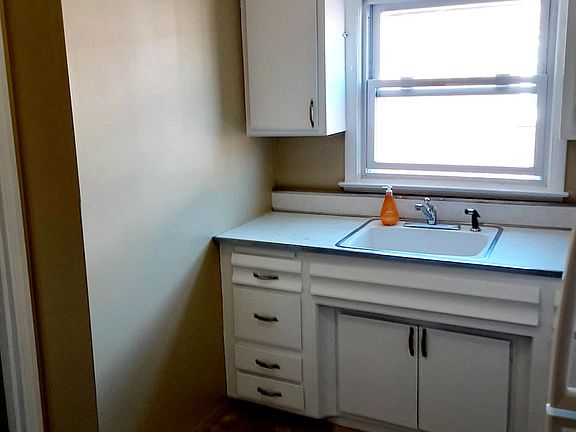 3rd image of 166-24 Gothic Dr #3