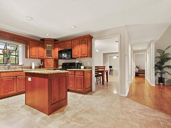 4th image of 208 Lyndhurst Ct