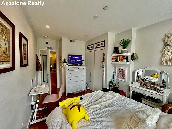 4th image of 419 Hanover St APT 5