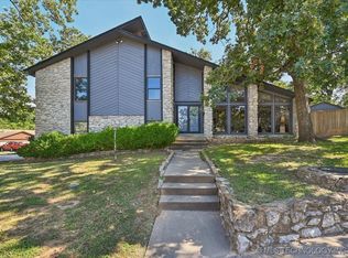 302 Skylane Ct, Sand Springs, OK 74063