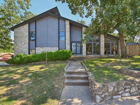 302 Skylane Ct, Sand Springs, OK 74063