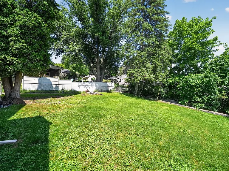 11 Spencer Ave — Photo 41