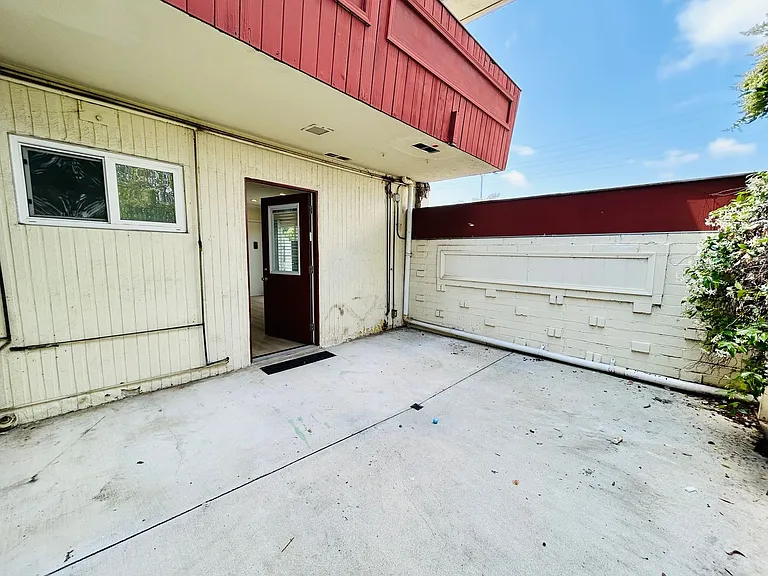 10860 Venice Blvd — Photo 16
