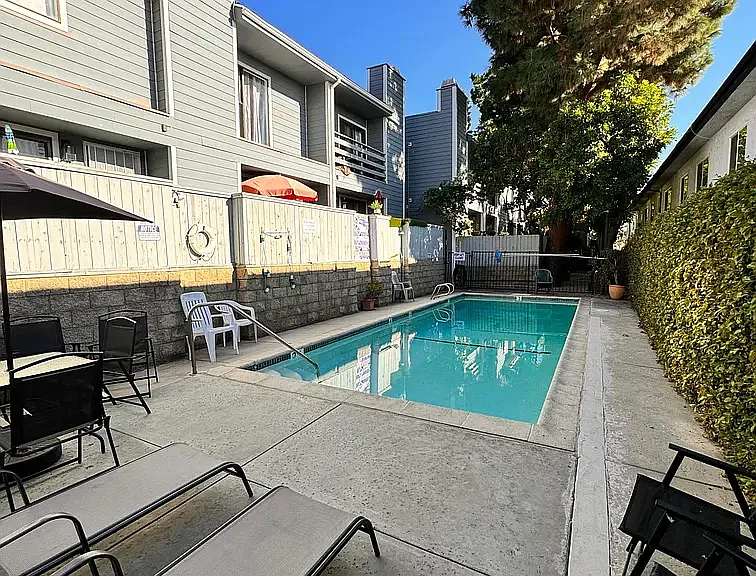 15113 Saticoy St #6 — Photo 13