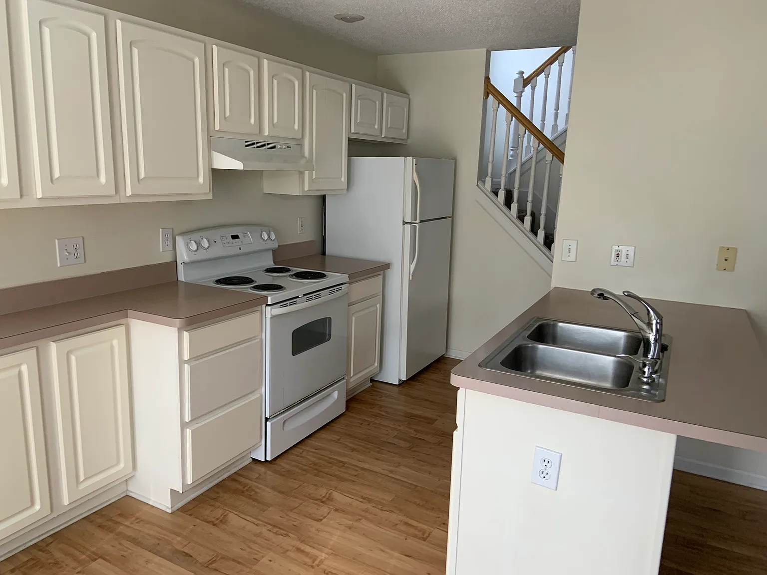3 bed, 2.5 bath, 1800 sqft, $1,690 — Photo 4