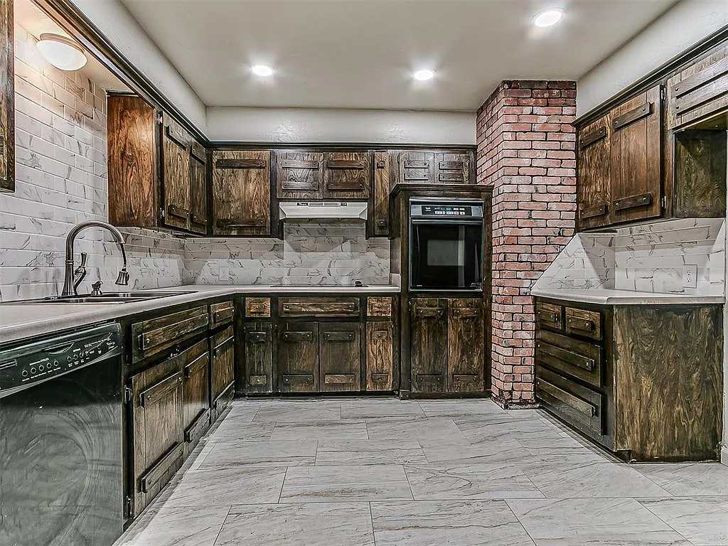 4 bed, 2.5 bath, 2160 sqft, $2,000 — Photo 2