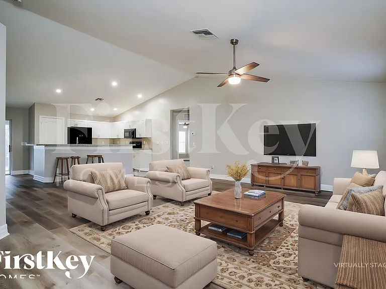 629 NE Juanita Ct — Photo 3