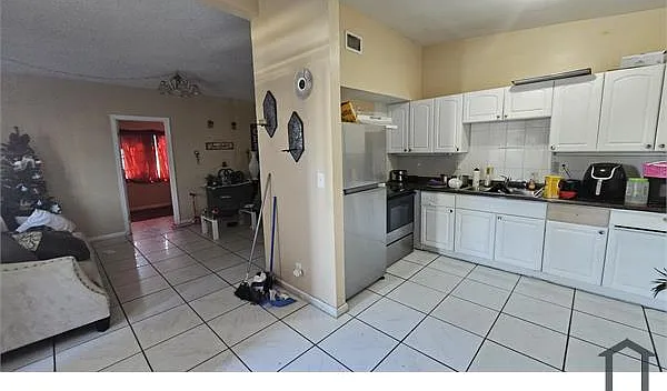3250 NW 4th St — Photo 3