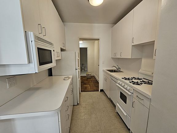 5th image of 40 Central Park S #10E