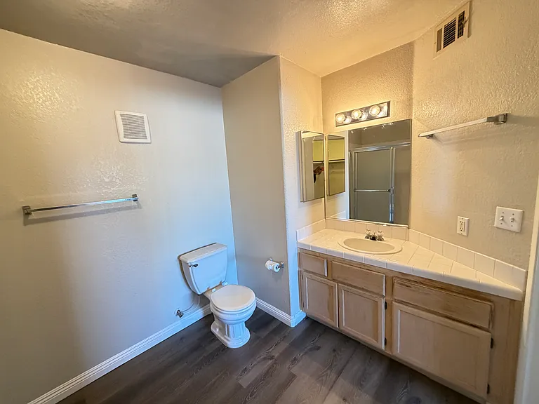 960 N Sloan Ln #104 — Photo 30