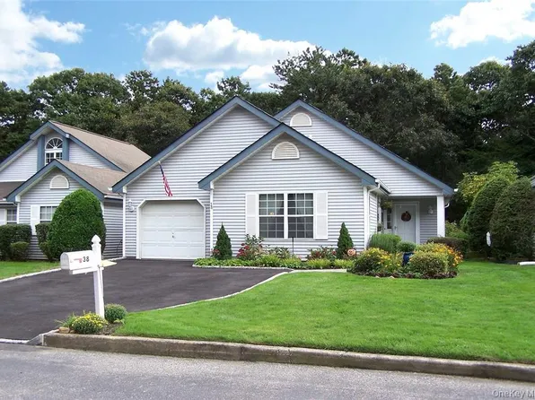 38 Huntingdale Way, Middle Island, NY 11953