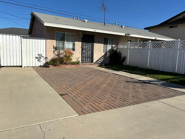 1454 1/2 W Stoneridge Ct — Photo 1