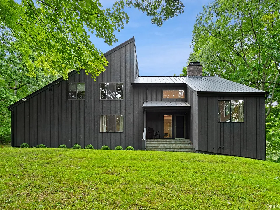 25 Cross Pond Rd