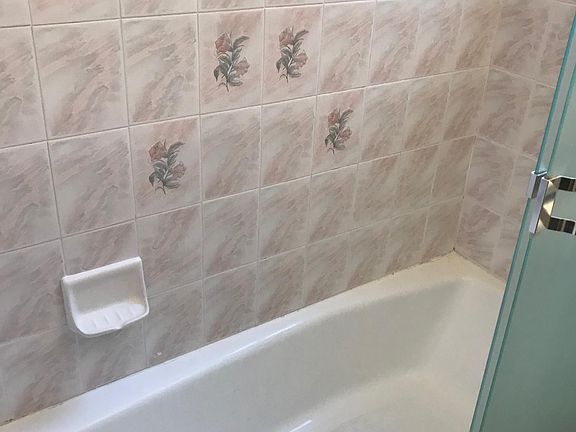 4th image of 332 Miriam St