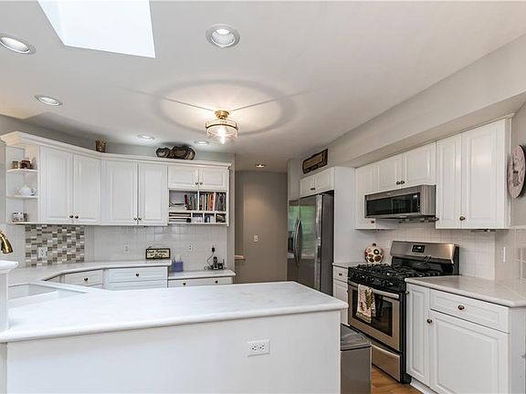4th image of 834 Oakwood St