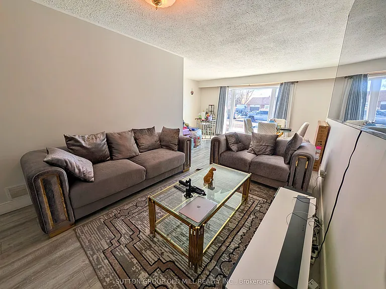 19 Ascot Ave #UPPER — Photo 3