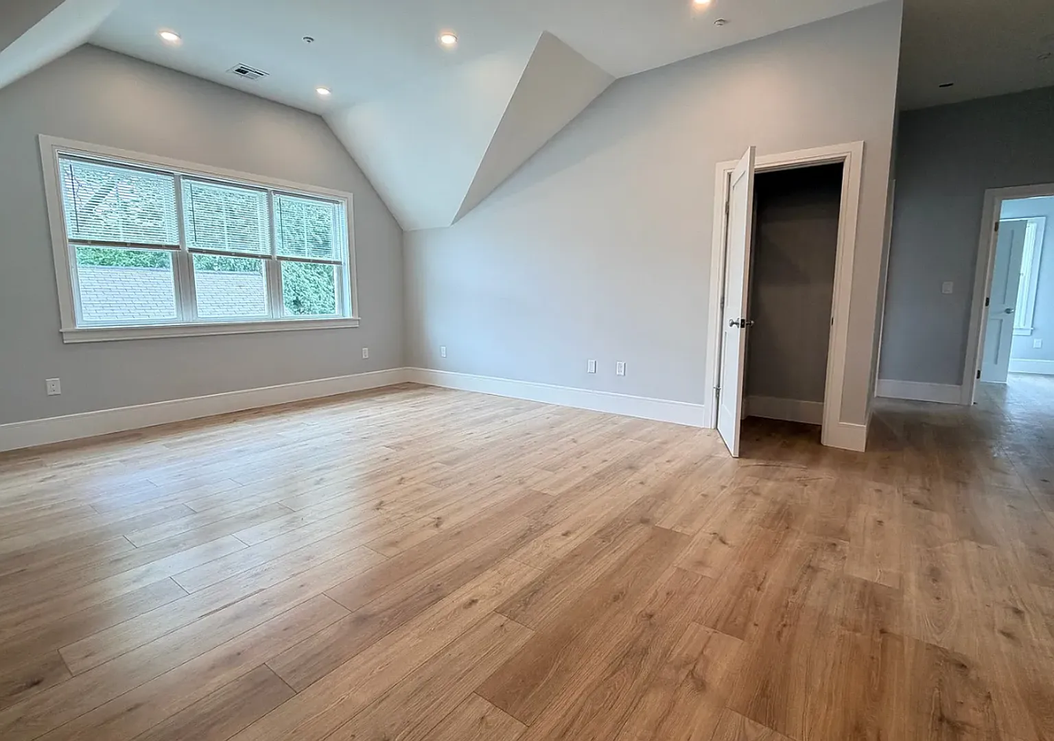 Brand New Construction in Perfect Location! Laundry in Unit, Centralized Heating and A/C! Pro Man... — Photo 4