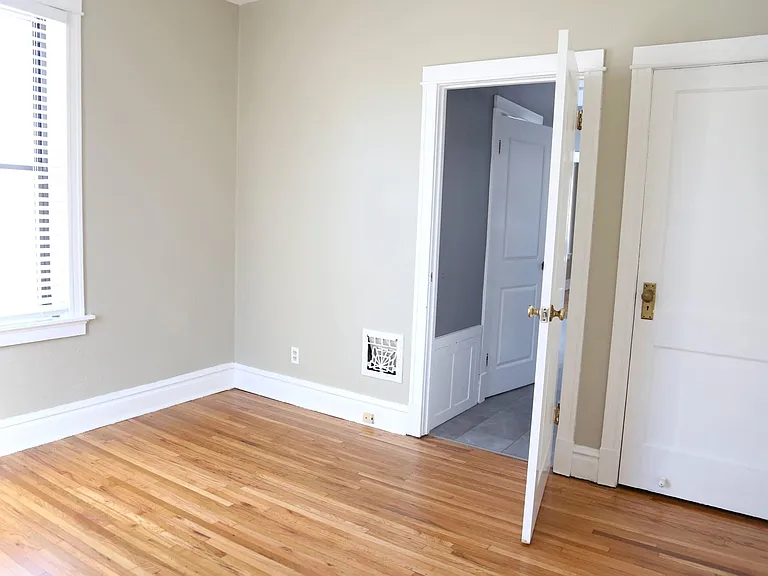 5210 Bancroft Ave #2W — Photo 17