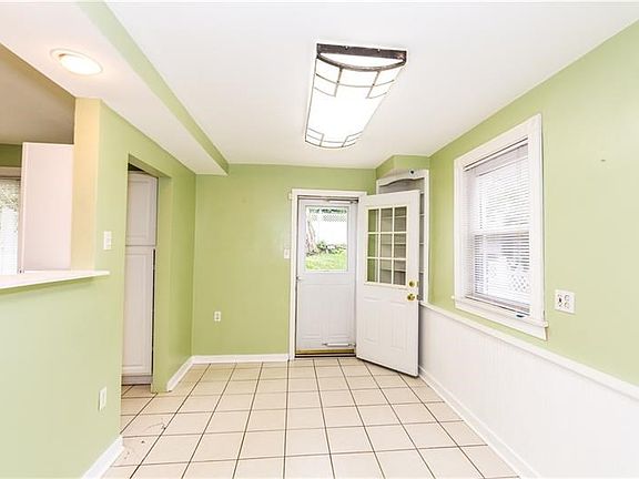 Dining room has new cramic tile flooring and has been freshly painted