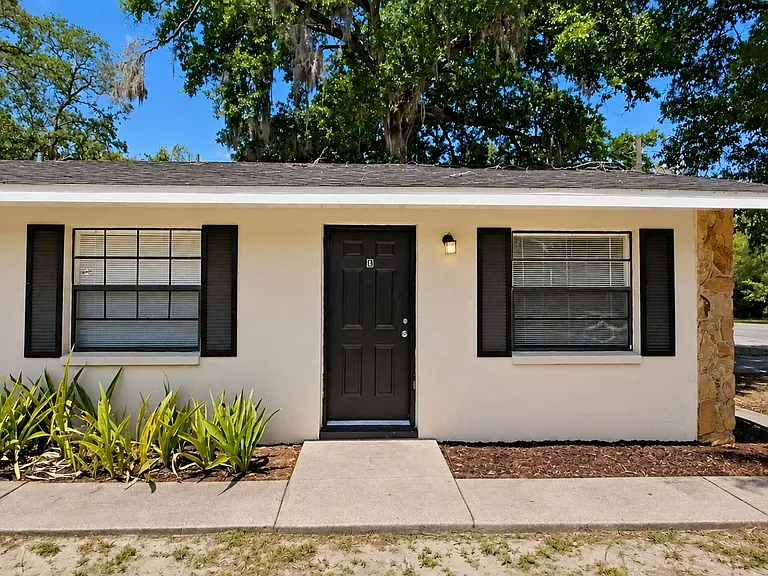 921 E Poinsettia Ave — Photo 1
