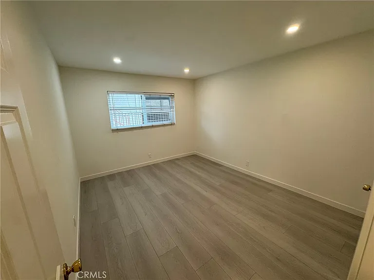 580 W Stocker St #4 — Photo 8