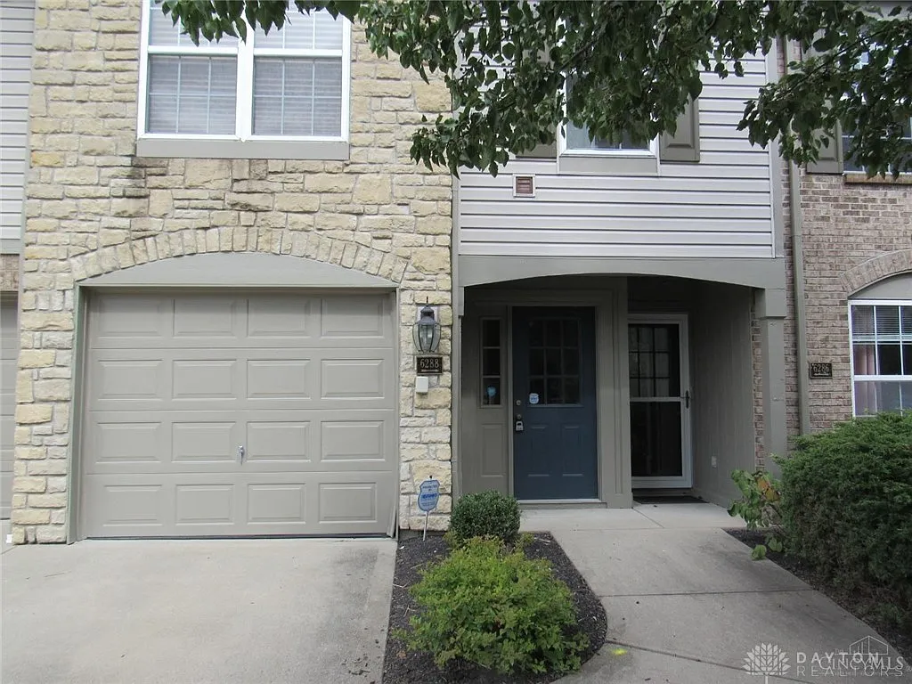 6288 Lakesprings Dr photo 1