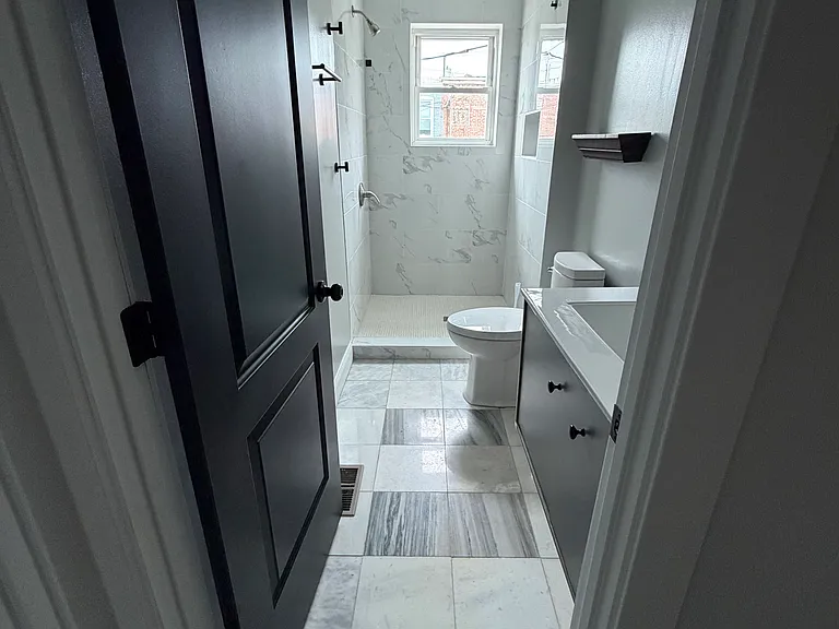 710 N Luzerne Ave — Photo 3