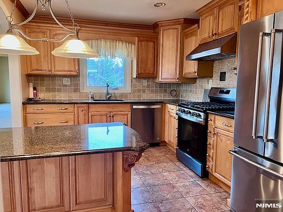 4th image of 661 Clinton Pl