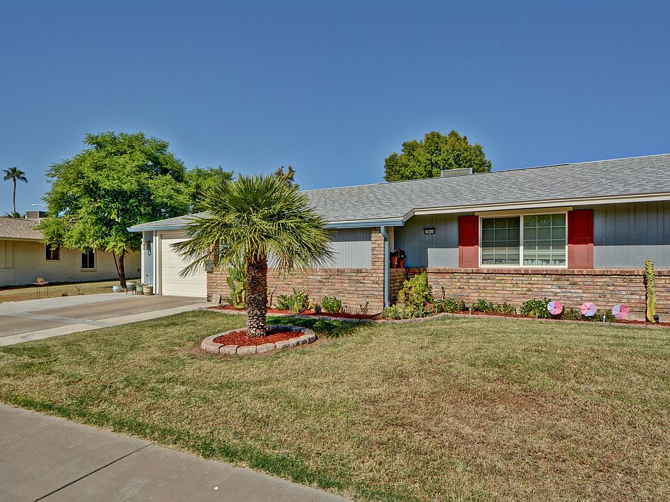 1st image of 10616 W Camelot Cir
